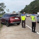 Petugas Gerak Cepat Evakuasi Bus PO Haryanto Usai Insiden di Tol Batang–Semarang