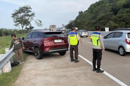 Petugas Gerak Cepat Evakuasi Bus PO Haryanto Usai Insiden di Tol Batang–Semarang
