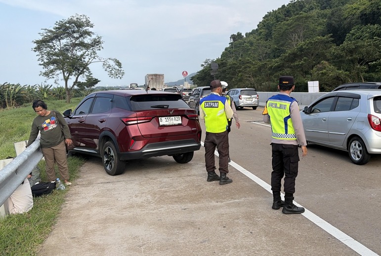 Petugas Gerak Cepat Evakuasi Bus PO Haryanto Usai Insiden di Tol Batang–Semarang